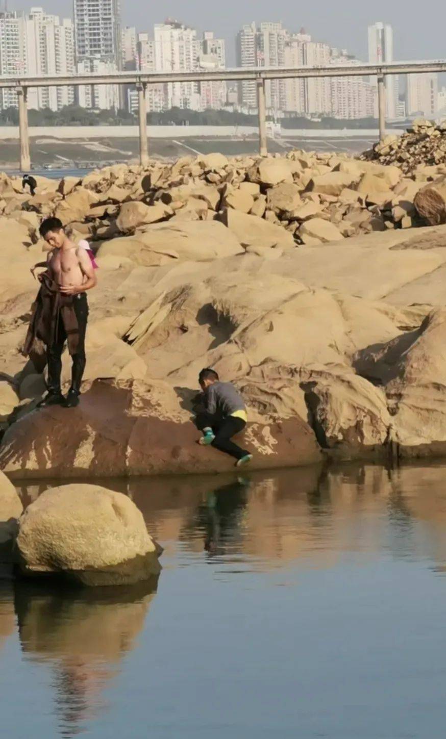 华为手机下水怎么办
:冬日下水救两名小孩的梧州小伙子，找到了！
